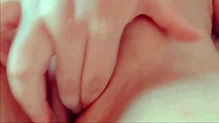 嘿，处女女孩近距离展示她的紧致阴部