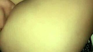 보지에 세 손가락, 엉덩이에 한 손가락, 크림 정액