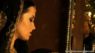 아름다운 볼리우드 여자 알몸으로 벗어