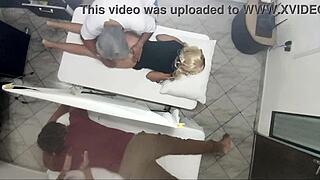 Pijatan erotis berubah jadi istri selingkuh digebor dokter di samping suami.