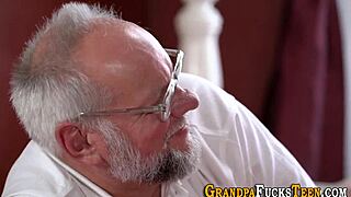 Горячая тинейджерка 18+ дразнит злым хэндджобом перед жесткой ездой