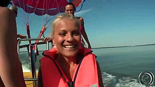 Mandy Bright & Jasmine Rouge njuter av het strandknull