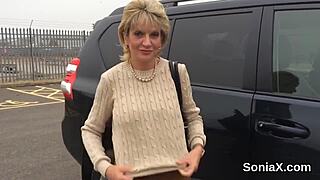 Неверная британская MILF Леди Сония показывает себя.