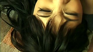 Mika Tan grita enquanto sua bunda apertada leva pancada dura