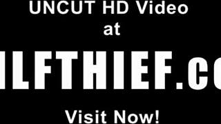 Sexy MILF bøyer seg for kjøpesenterbetjent etter å ha stjålet buste