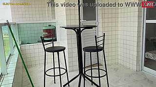 Hei, aku nyewa pembantu ini dan celana pendeknya bikin gila dengan pantatnya!