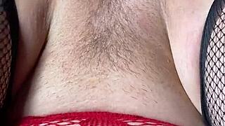 Yo, Cat-woman Disusui Dalam Aksi Closeup!