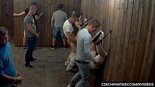 美丽荣耀洞女孩收到大量精液