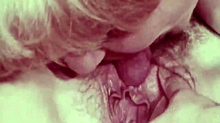 Винтаге кунилинус сцена са ретро лезбејским лизањем