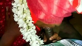 भारतीय देसी आंटी गांव के लड़के से स्टीमिंग बाथरूम सेक्स का मजा लेती है