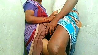 Indian aunty दूसरे फ्लोर की सीढ़ियों पर चोरी से गरम सेक्स करती है