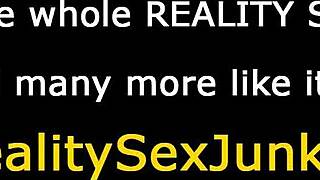 Hur hanterar den stora pornstjärnan massiv BBC i vild threesome?