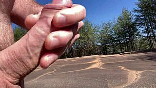 在阳光下享受户外边缘玩法自制风情