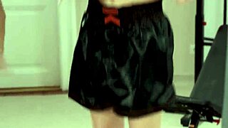 Hei, katso fitness-tyttö Rebecca Volpetti houkuttelee valmentajaansa