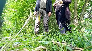 肥胖熟女在公园向饥渴情人挑逗毛茸茸的尿穴