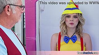 Vovô arrumou um sexbot no restaurante de Vegas para testar essa buceta apertada de teen 18+