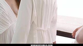 Mormongirlz παρθένα κορίτσια βουτάνε στο πρώτο λεσβιακό σεξ. Τριάδα κοκκινομάλλας γλείφει σε έντονο οργασμό.