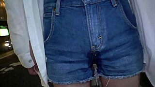 敏感的大奶美女在街上滴水