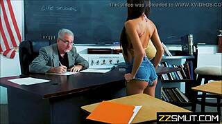 Hej, młoda dziewczyno, pieprzysz się teraz z profesorem na lekcji?