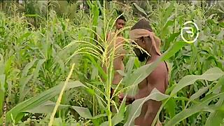 Amaka byslampa ger snabb blowjob på gården!