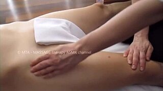 Massagesession blir hård knull för denna avslappnade tjej.