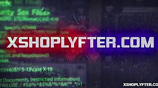 ¡Guau, Jc Wilds deja que el Oficial Giovanni Francesco folle su coño fresco por libertad! 😍