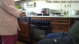 Индийска бабхи гълта кум след като флашва огромен кур в кухнята