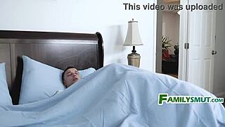 Сводная сестра удивила меня, пока я отдыхал на кровати. Она сделала скрытый минет, которому я не смог сопротивляться.