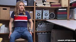 Shoplyfters tinejdžerka 18+ pička bušena otpozadi od LP službenika 😜