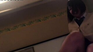 Japonska najstnica z velikimi joškami daje pičko!