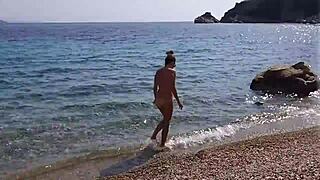 Han pisser i min åpne fitte mens jeg tisser på hans lokk under vill strandnudisme