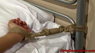 와, 이 레즈돔 간호사가 묶인 서브 베이비를 핑거링하는 거 봐!