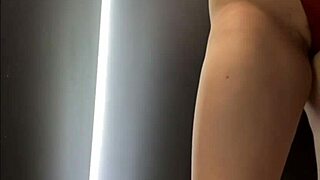 Ai, tarkoitan äärimmäisen kuumaa amatööri spermaa masturboitaessa pukuhuoneessa, hups