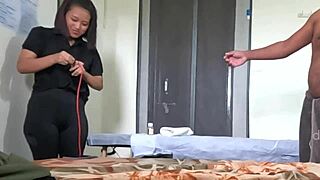 印度少女在水疗按摩中大胆闪现鸡巴第01部分