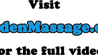 Massasje elskende asiat suger hard kuk