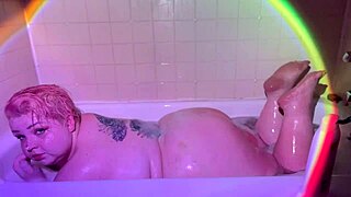 Ljubim gledati svojo debelu ljubko kako se kopa