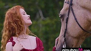 Gadis Berambut Merah Latvia Heidi Romanova Perlihatkan Tetek Alami Besar di Luar Ruangan