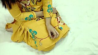 बड़ी गैंड वाली इंडियन आंटी डॉगी स्टाइल में फक की जाती है