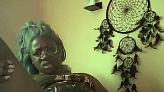 Nae provoca na cama, dedilhando a buceta suculenta de perto