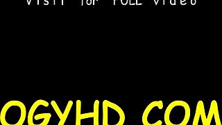 Pazzo vecchio divora la figa giovane russa in un'azione selvaggia e disordinata