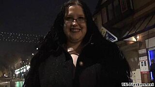 Fet amatör flasher Emma visar naken utomhus