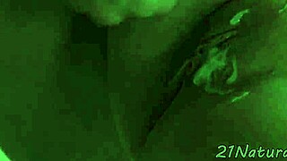 यूरो बेब लंड पर जोर से बाउंस करती है! ओरली खुश और पसंद करती है!