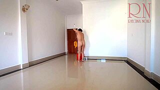 Hey, glaubst du das? Diese nackte Putze putzt das Büro ohne Höschen!