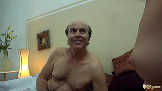 Datuk Buruk Rupa Kongkek Gadis Remaja Cantik 18+ Dalam Aksi Threesome Keras