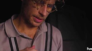 Csajok 18+ belemerülnek vad virtuális csoportszexbe őrült baszással tiltott orgia környezetben