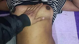 Hightechplace posodobitev prikazuje intimni domači trenutek indijskega para