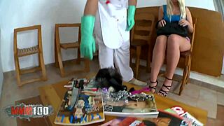 Horig blondin med stora tuttar får mjölkenema från läkare