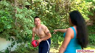 Velké prsa evropská milf sání vysokoškoláka venku u parku