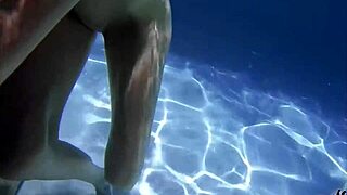 Fitte braune MILF Sofie Marie wird hart am Pool draußen gefickt! 🏊