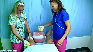 קייסי וג'יי סי סימפסון מציעים כיף רחצה עם ספוג נאח